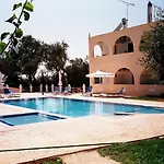 Ξενοδοχείο με διαμερίσματα πρασουδόπετρα